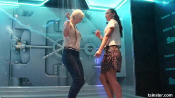 Showers and amateur babes Screencap 31 on www.sinx.com