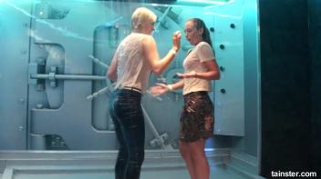 Showers and amateur babes Screencap 33 on www.sinx.com