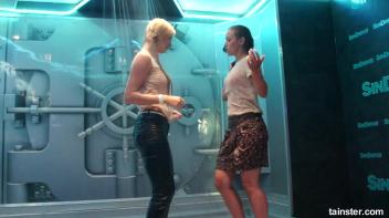 Showers and amateur babes Screencap 37 on www.sinx.com