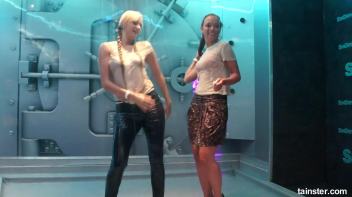 Showers and amateur babes Screencap 41 on www.sinx.com