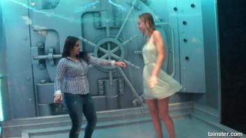 Showers and amateur babes Screencap 46 on www.sinx.com