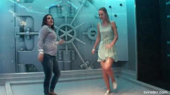 Showers and amateur babes Screencap 47 on www.sinx.com