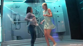 Showers and amateur babes Screencap 51 on www.sinx.com