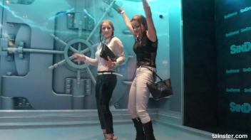 Showers and amateur babes Screencap 65 on www.sinx.com