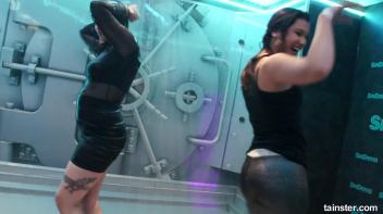 Showers and amateur babes Screencap 71 on www.sinx.com