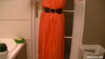 Shower Down That Sexy Dress Screencap 1 on www.sinx.com