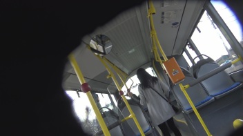 Heimlich im Bus gepisst Screencap 7 on www.sinx.com