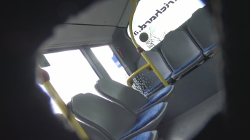 Heimlich im Bus gepisst Screencap 8 on www.sinx.com