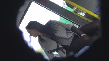 Heimlich im Bus gepisst Screencap 13 on www.sinx.com