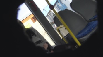 Heimlich im Bus gepisst Screencap 14 on www.sinx.com