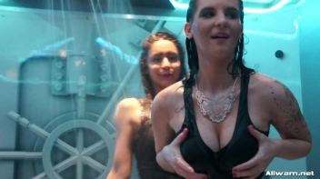 Showing Off In The Showers Screencap 6 on www.sinx.com