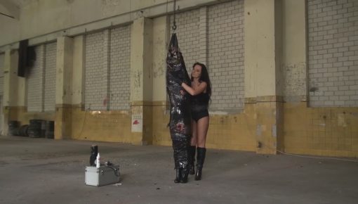 Latest deal - In Folie fixiert und die Nippelgefoltert mit Nadeln