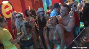 Bikini Beach Balls Part 3 - Cam 1 Screencap 85 on www.sinx.com