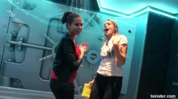 Wet amateurs owning these club showers Screencap 1 on www.sinx.com