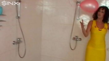 Sexy Babes Play With Balloons In The Shower Screencap 3 on www.sinx.com