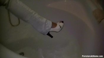 Get Cozy With Morgan In The Tub Screencap 12 on www.sinx.com