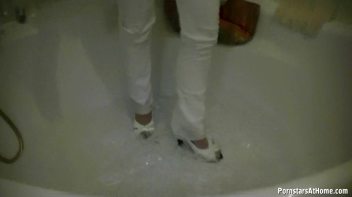 Get Cozy With Morgan In The Tub Screencap 14 on www.sinx.com