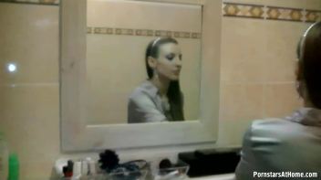 Get Cozy With Morgan In The Tub Screencap 2 on www.sinx.com