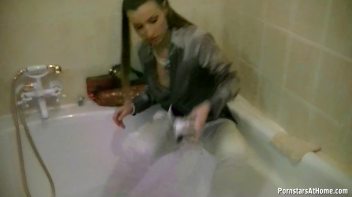 Get Cozy With Morgan In The Tub Screencap 26 on www.sinx.com