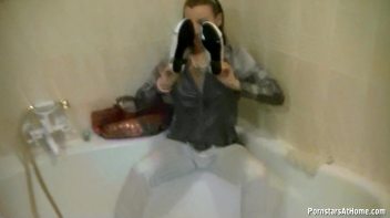 Get Cozy With Morgan In The Tub Screencap 27 on www.sinx.com