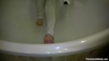 Get Cozy With Morgan In The Tub Screencap 28 on www.sinx.com