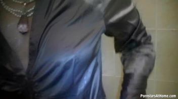 Get Cozy With Morgan In The Tub Screencap 34 on www.sinx.com