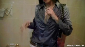 Get Cozy With Morgan In The Tub Screencap 43 on www.sinx.com