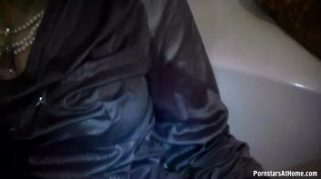 Get Cozy With Morgan In The Tub Screencap 46 on www.sinx.com