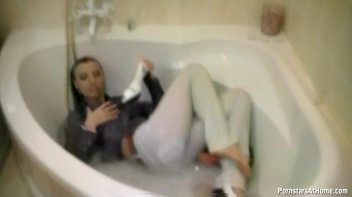 Get Cozy With Morgan In The Tub Screencap 61 on www.sinx.com