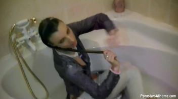 Get Cozy With Morgan In The Tub Screencap 64 on www.sinx.com