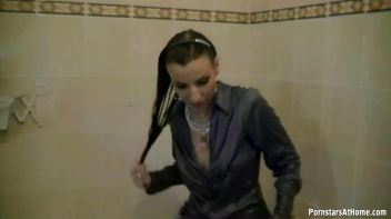 Get Cozy With Morgan In The Tub Screencap 65 on www.sinx.com