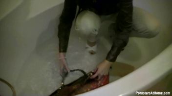 Get Cozy With Morgan In The Tub Screencap 67 on www.sinx.com