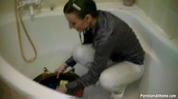 Get Cozy With Morgan In The Tub Screencap 68 on www.sinx.com