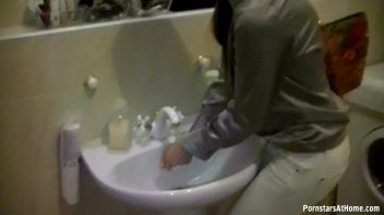 Get Cozy With Morgan In The Tub Screencap 7 on www.sinx.com