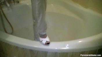 Get Cozy With Morgan In The Tub Screencap 71 on www.sinx.com