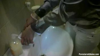 Get Cozy With Morgan In The Tub Screencap 8 on www.sinx.com