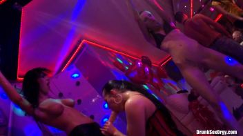 Valentine's Day Vaginas Part 5 - Shower Cam Screencap 25 on www.sinx.com