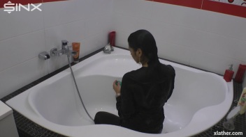 Showering Seductress Screencap 15 on www.sinx.com