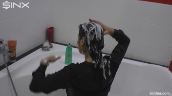 Showering Seductress Screencap 18 on www.sinx.com