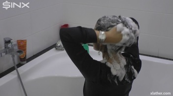 Showering Seductress Screencap 21 on www.sinx.com