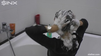 Showering Seductress Screencap 22 on www.sinx.com