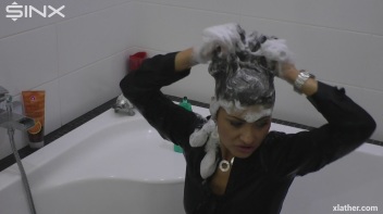 Showering Seductress Screencap 29 on www.sinx.com