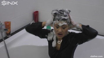Showering Seductress Screencap 30 on www.sinx.com