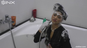 Showering Seductress Screencap 40 on www.sinx.com