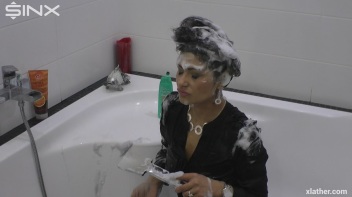 Showering Seductress Screencap 41 on www.sinx.com