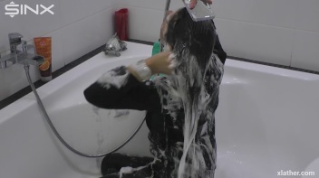 Showering Seductress Screencap 42 on www.sinx.com