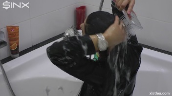 Showering Seductress Screencap 51 on www.sinx.com