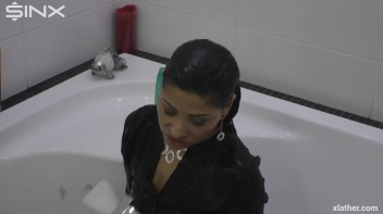 Showering Seductress Screencap 58 on www.sinx.com