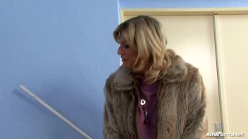 Fur Coats and Eggs Just Don't Mix... Screencap 1 on www.sinx.com