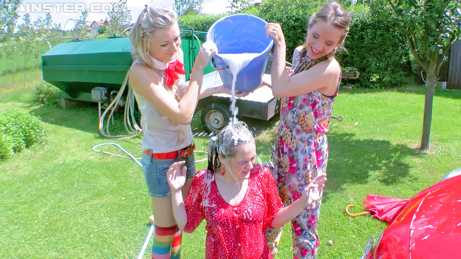 Country Chicks' Hog-Wild Wetlook Car Wash on www.sinx.com